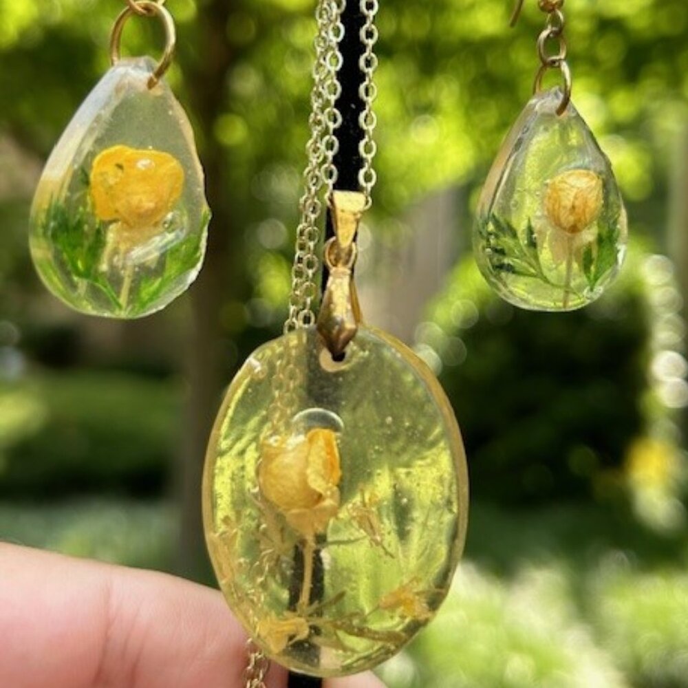 VTG Resin Dried Yellow Flower Earrings Pendant Necklace Set